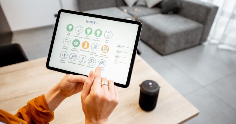 Read more about the article Smart Home Security Solutions for NYC Homes – How SafeZone24 Can Help